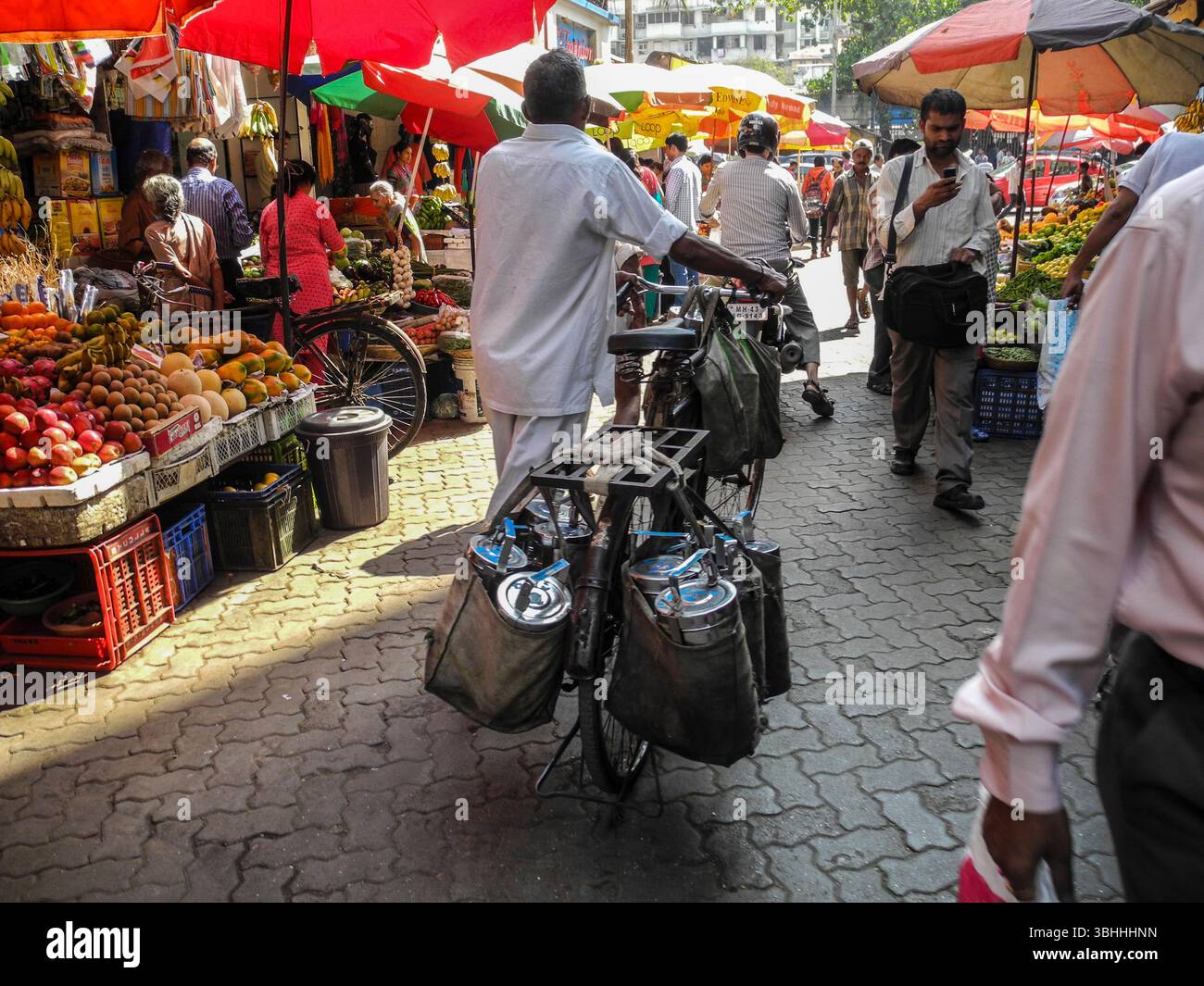 Indien. Mumbai. Dhabawala. Tiffin-Träger. Portavivande Stockfoto