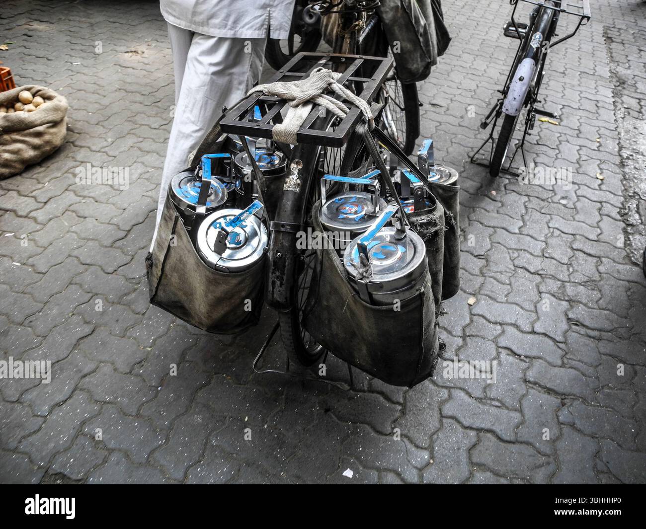 Indien. Mumbai. Dhabawala. Tiffin-Träger. Portavivande Stockfoto