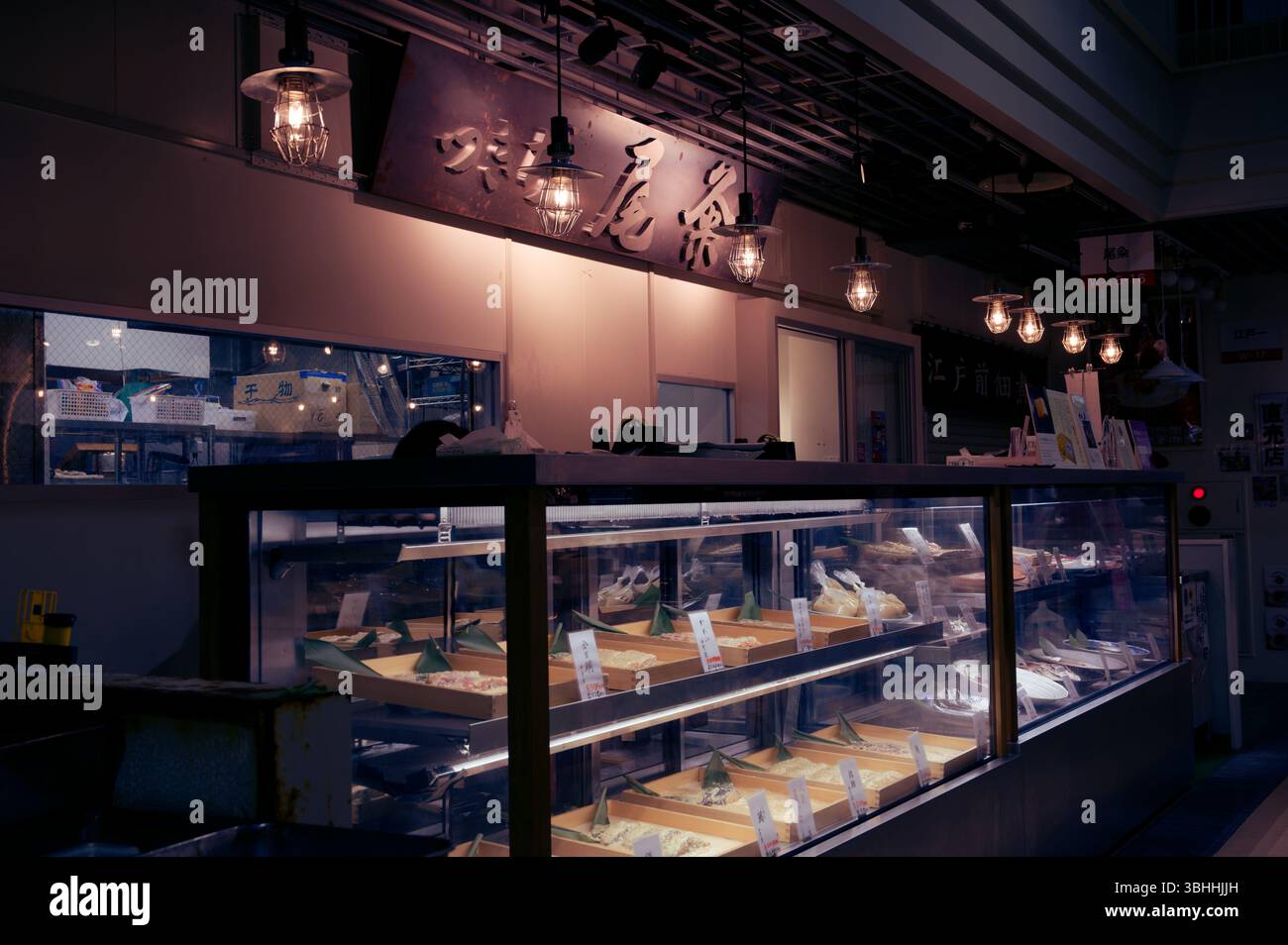 Schwach beleuchtete Präsentation eines traditionellen japanischen Essensstandes Stockfoto