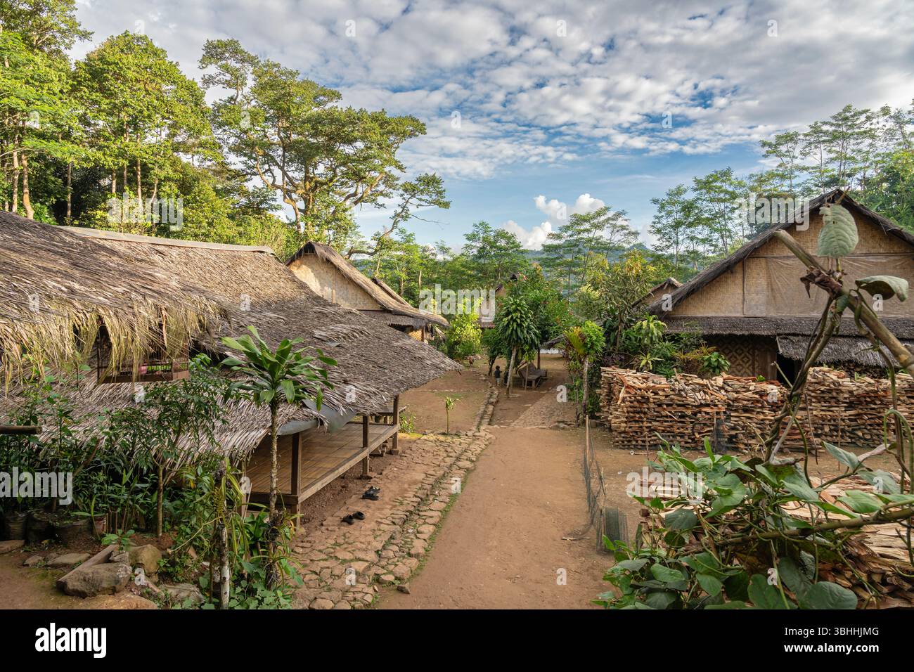 Malerischer Blick auf das traditionelle Bambus- und Holzdorf Badui oder Baduy Luar aka Kanekes ethnische Gruppe, Lebak, Banten, West Java, Indonesien Stockfoto
