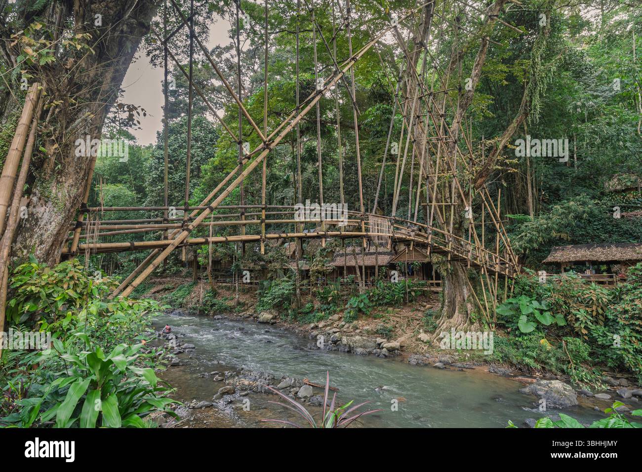Malerischer Blick auf die traditionelle Bambusbrücke über den Fluss in Badui oder Baduy Luar Gazebo Village, Lebak, Banten, West Java, Indonesien Stockfoto