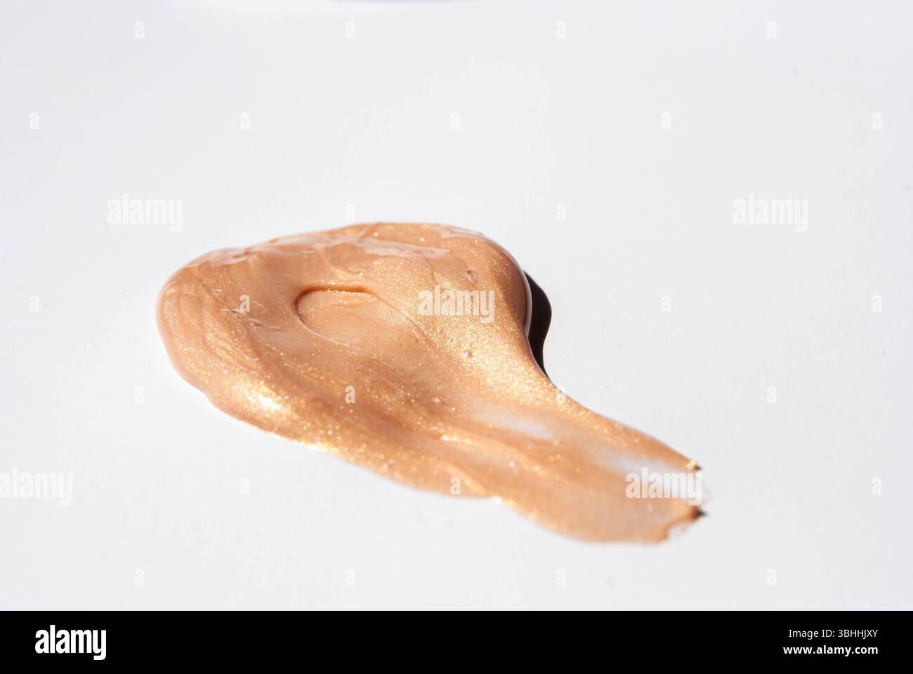 Schönheitsprodukt Lumene Skin Tone Perfector wird deutlich auf weißem Hintergrund angezeigt. Stockfoto