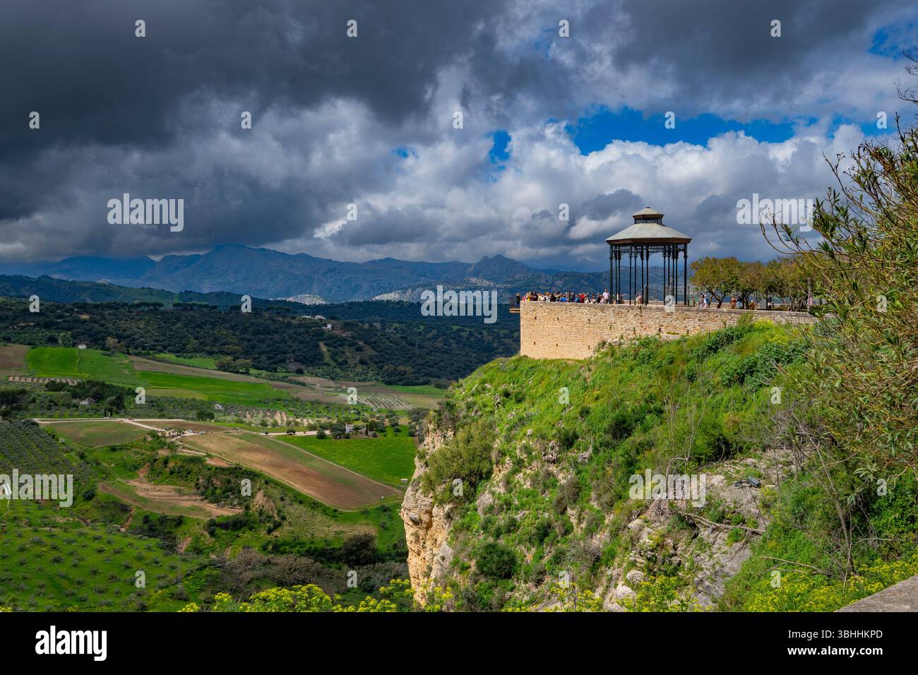 Pavillon mit Blick auf die Sierra von Ronda in Malaga, Spanien Stockfoto