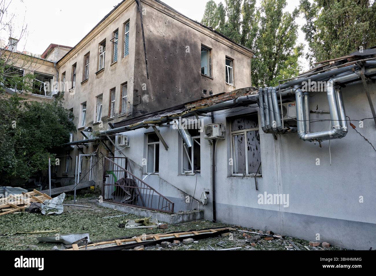 Ein Gebäude wurde durch einen russischen Drohnenangriff beschädigt, Odesa, Ukraine, 10. Juni 2025. In der Nacht vom 9. Auf den 10. Juni startete Russland mehr als zehn Drohnen auf die Stadt. Vorläufige Berichte besagen, dass zwei Männer getötet und neun Menschen verletzt wurden: Fünf Frauen und drei Männer erlitten Wunden, während eine andere Frau eine akute Stressreaktion erlitt. (Foto: Nina Liashonok/Ukrinform) Stockfoto