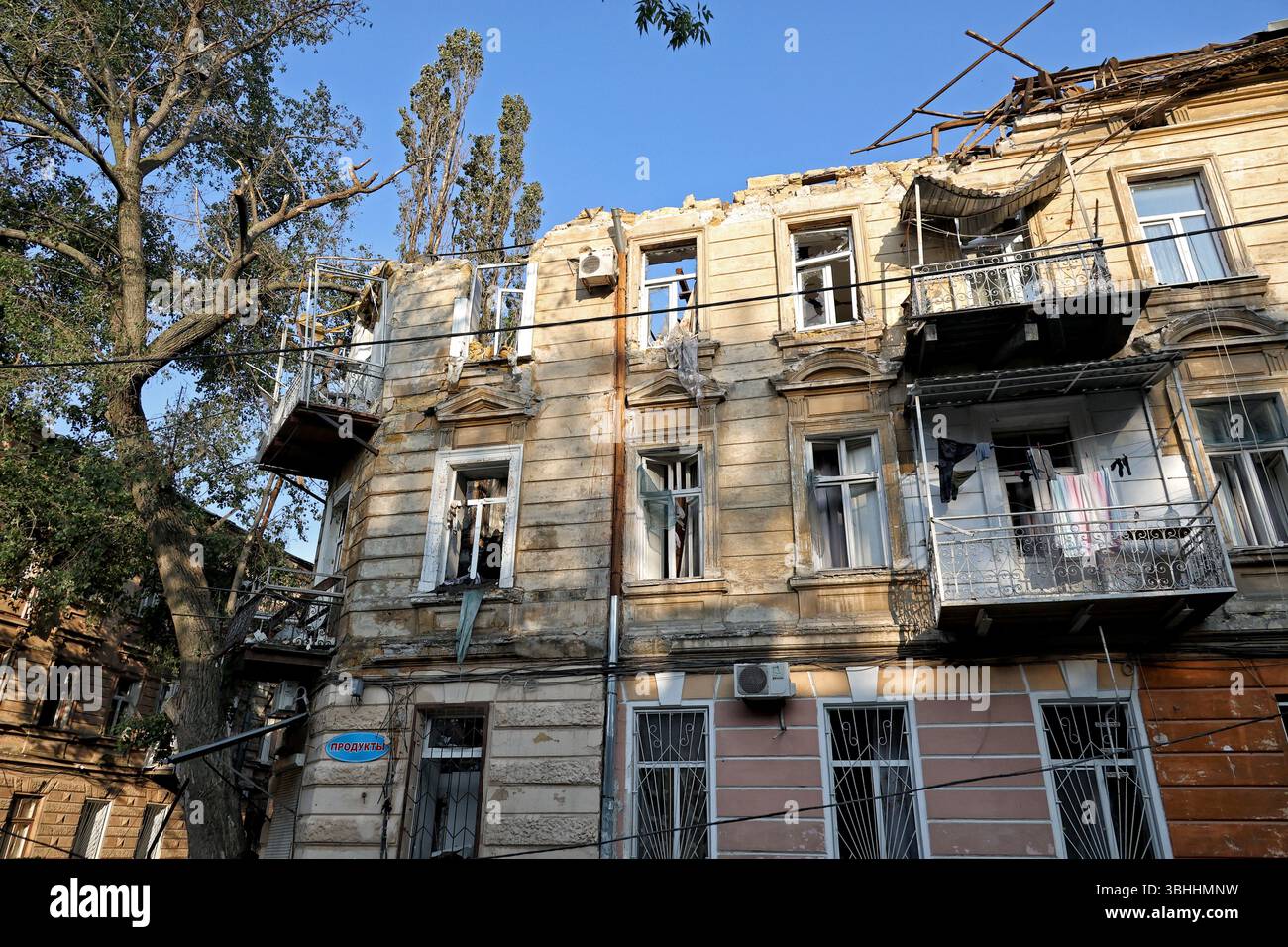 Ein altes Gebäude wurde durch einen russischen Drohnenangriff beschädigt, Odesa, Ukraine, 10. Juni 2025. In der Nacht vom 9. Auf den 10. Juni startete Russland mehr als zehn Drohnen auf die Stadt. Vorläufige Berichte besagen, dass zwei Männer getötet und neun Menschen verletzt wurden: Fünf Frauen und drei Männer erlitten Wunden, während eine andere Frau eine akute Stressreaktion erlitt. (Foto: Nina Liashonok/Ukrinform) Stockfoto