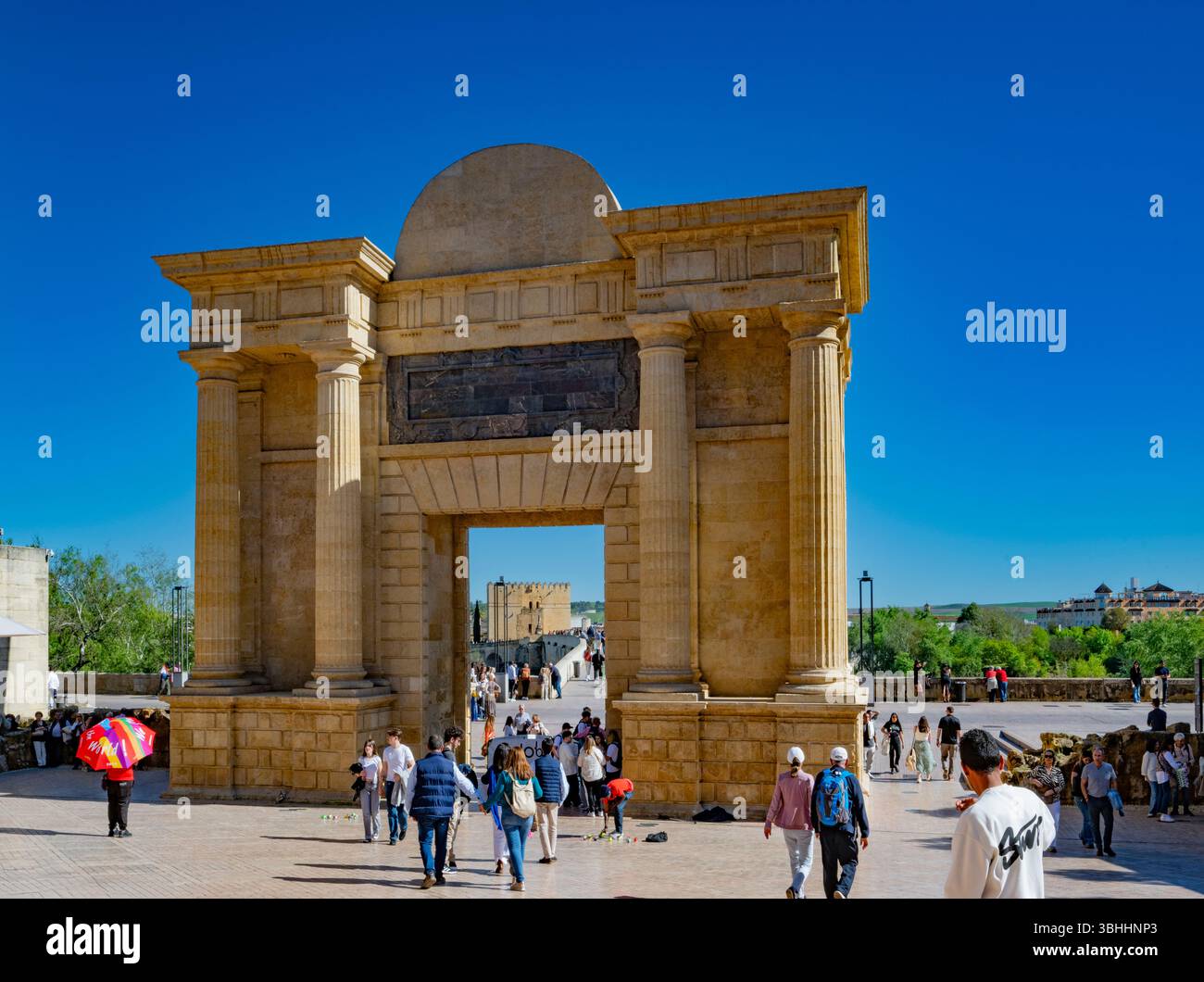 Die Puerta del Puente oder das Tor der Brücke ist ein Tor der Brücke in Córdoba am Ende der Römischen Brücke. Andalusien, Spanien Stockfoto