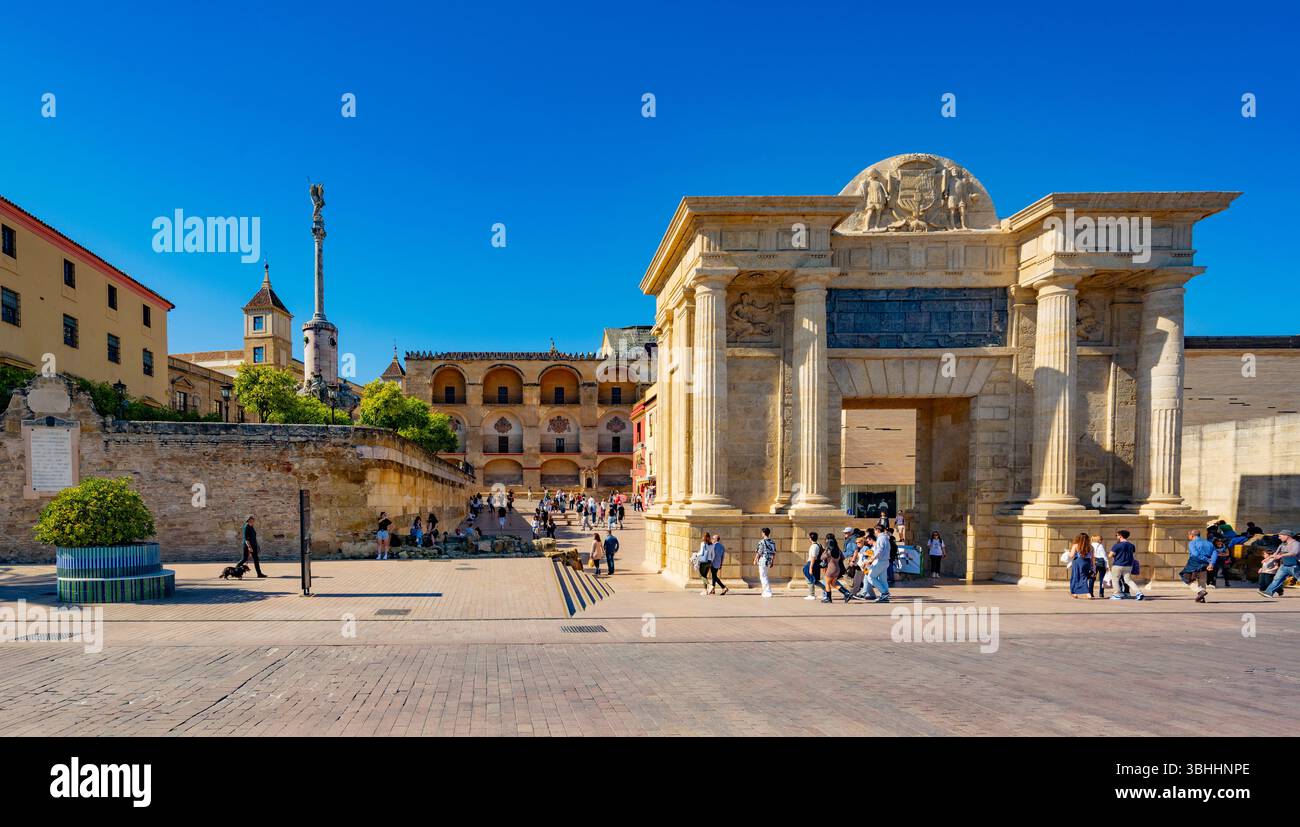 Die Puerta del Puente oder das Tor der Brücke ist ein Tor der Brücke in Córdoba am Ende der Römischen Brücke. Andalusien, Spanien Stockfoto