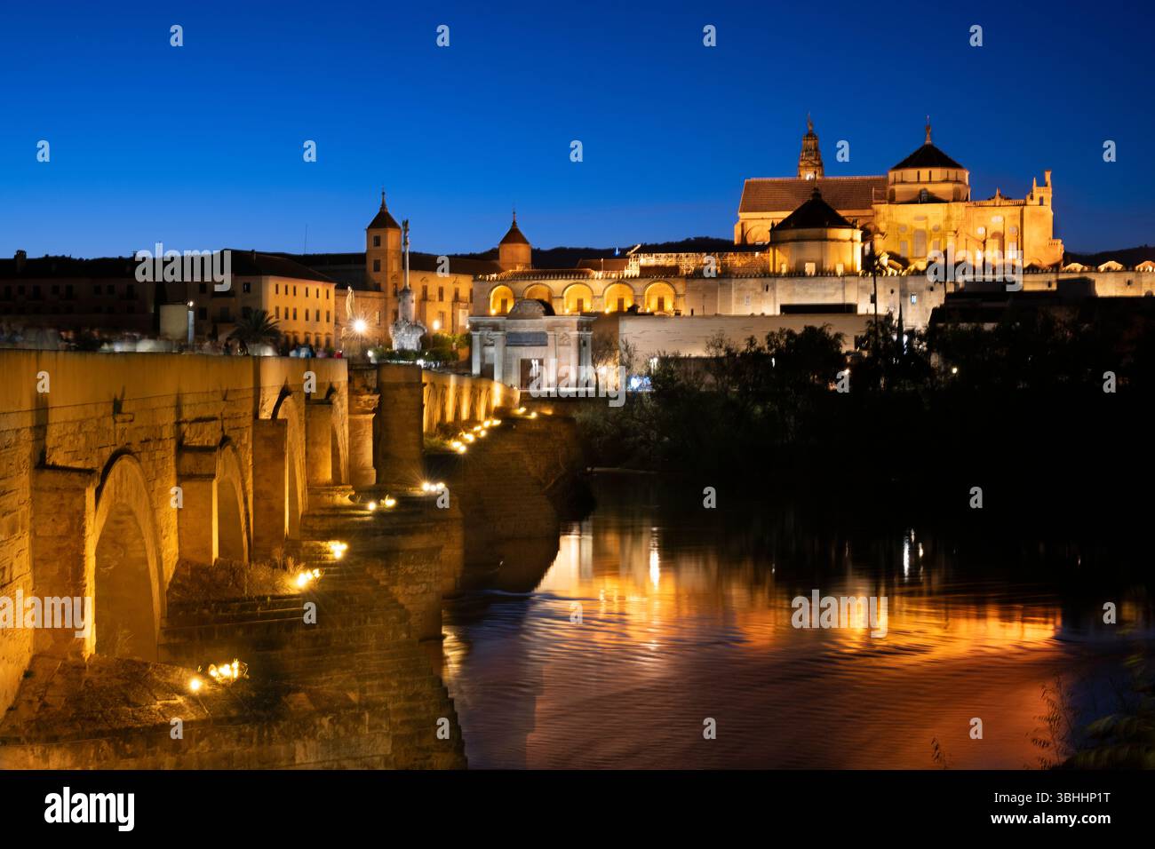 Römische Brücke und Kathedrale der Cordoba-Moschee, Andalusien, Spanien Stockfoto