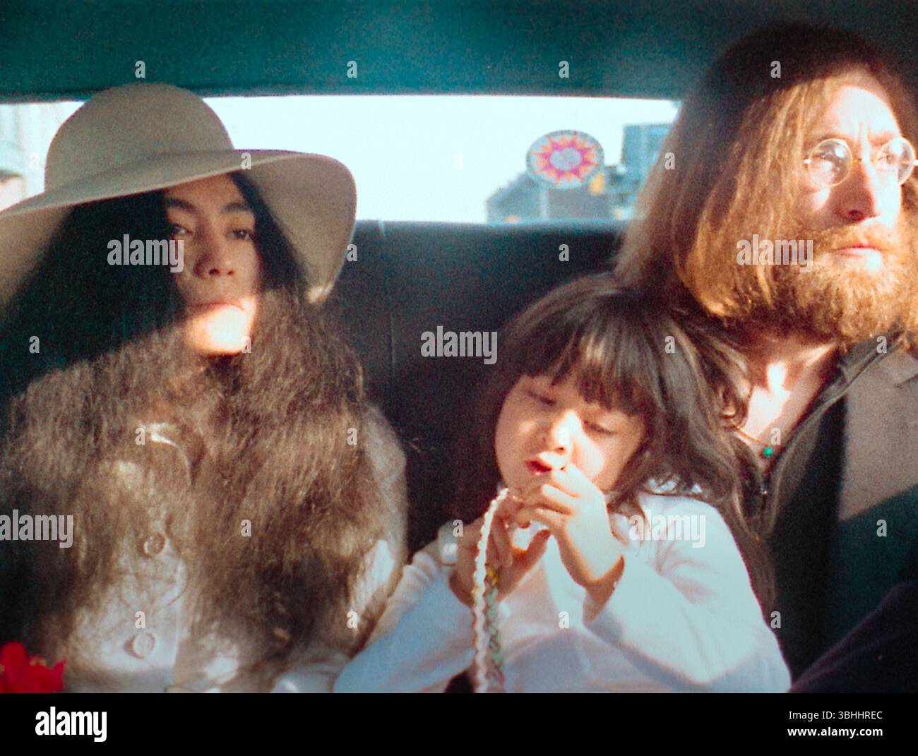 One to One: John & Yoko (2024) unter der Regie von Kevin Macdonald und Sam Rice-Edwards mit John Lennon, Yoko Ono und Sean Ono Lennon. Dieser Dokumentarfilm spielt 1972 in New York und erkundet die Welt von John und Yoko in einer turbulenten Ära. Es dreht sich um das One-to-One-Benefizkonzert für Kinder mit besonderen Bedürfnissen und bietet ungesehene Archive, Heimfilme und restauriertes Filmmaterial. WERBEFOTOS NUR REDAKTIONELLE VERWENDUNG IM ZUSAMMENHANG MIT DER WERBUNG UND ÜBERPRÜFUNG DIESES DOKUMENTARFILMS. Quelle: BFA / Magnolia Pictures Stockfoto