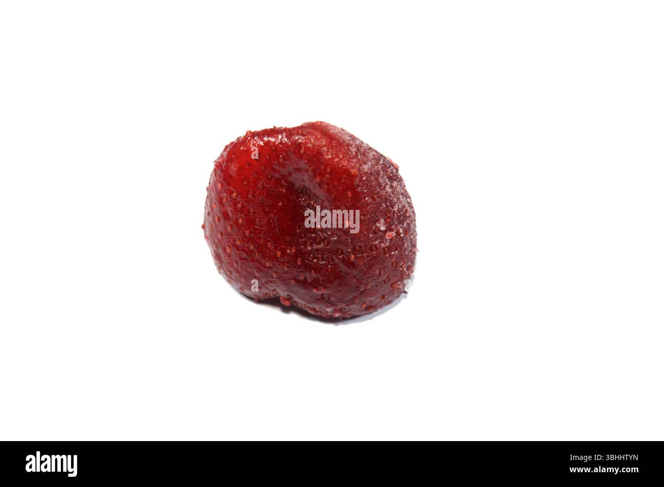 Gefrorene Erdbeerfrucht, eine weit verbreitete Hybridart der Gattung Fragaria in der Familie der Rosengewächse, Rosaceae, Erdbeeren, die sich durch ihre helle Farbe auszeichnen Stockfoto