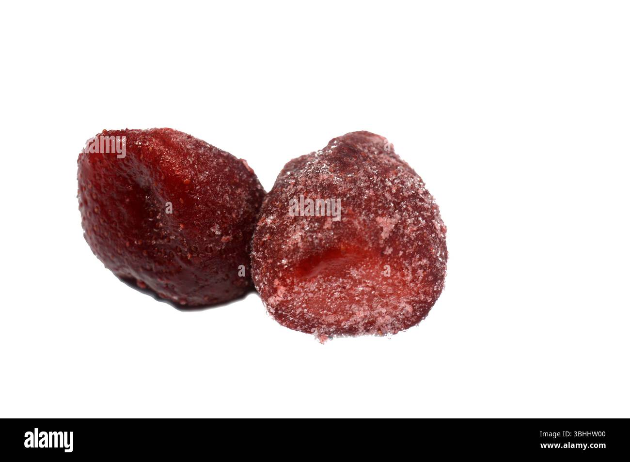 Gefrorene Erdbeerfrucht, eine weit verbreitete Hybridart der Gattung Fragaria in der Familie der Rosengewächse, Rosaceae, Erdbeeren, die sich durch ihre helle Farbe auszeichnen Stockfoto