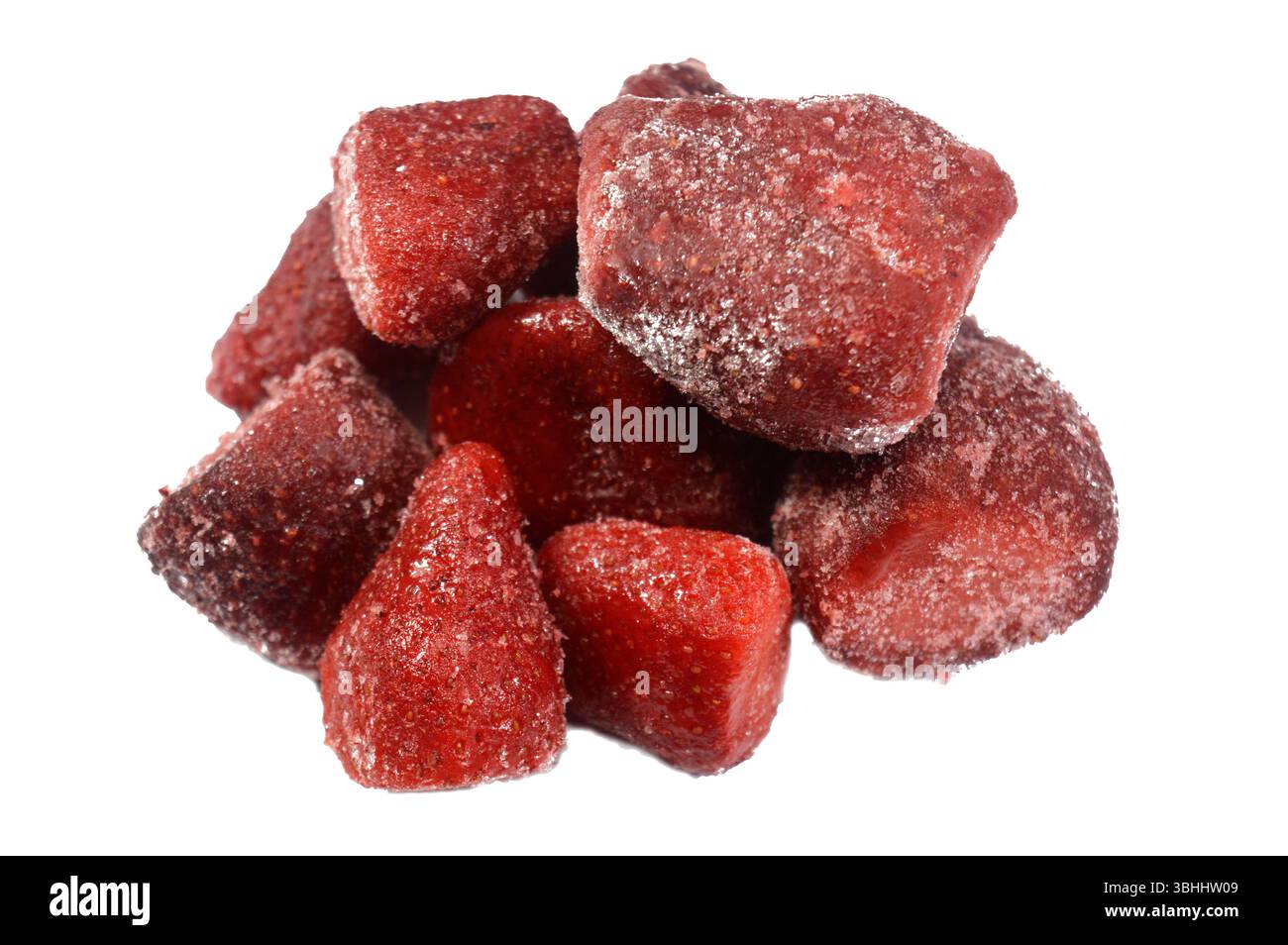 Gefrorene Erdbeerfrucht, eine weit verbreitete Hybridart der Gattung Fragaria in der Familie der Rosengewächse, Rosaceae, Erdbeeren, die sich durch ihre helle Farbe auszeichnen Stockfoto