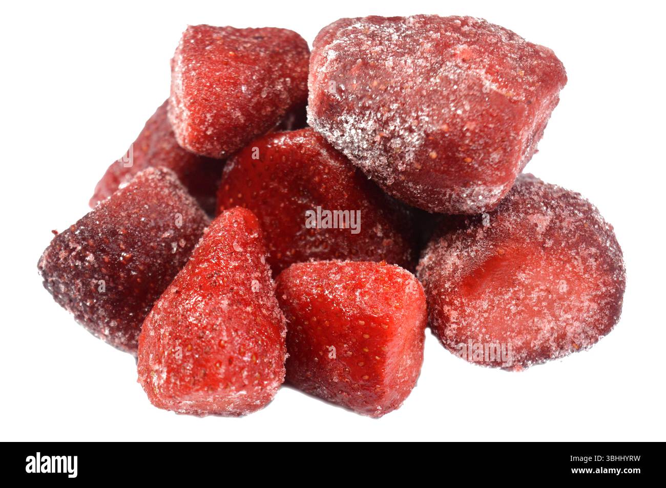 Gefrorene Erdbeerfrucht, eine weit verbreitete Hybridart der Gattung Fragaria in der Familie der Rosengewächse, Rosaceae, Erdbeeren, die sich durch ihre helle Farbe auszeichnen Stockfoto