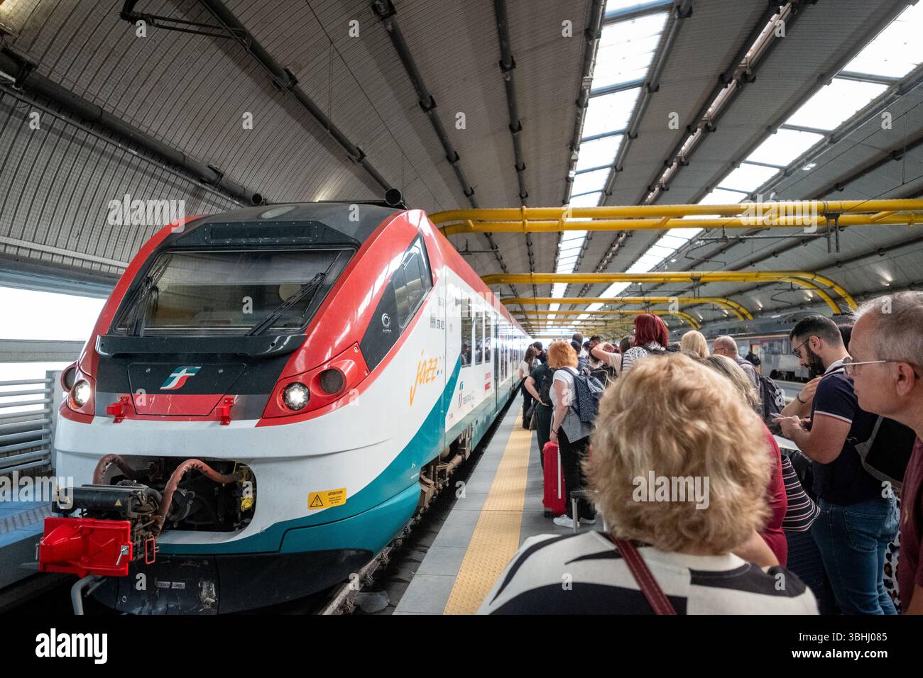 Passagiere steigen am Flughafen Rom Fiumicino in den Leonardo Express ein, wo der elegante rot-weiße Zug nonstop vom Flughafen nach Ter verkehrt Stockfoto