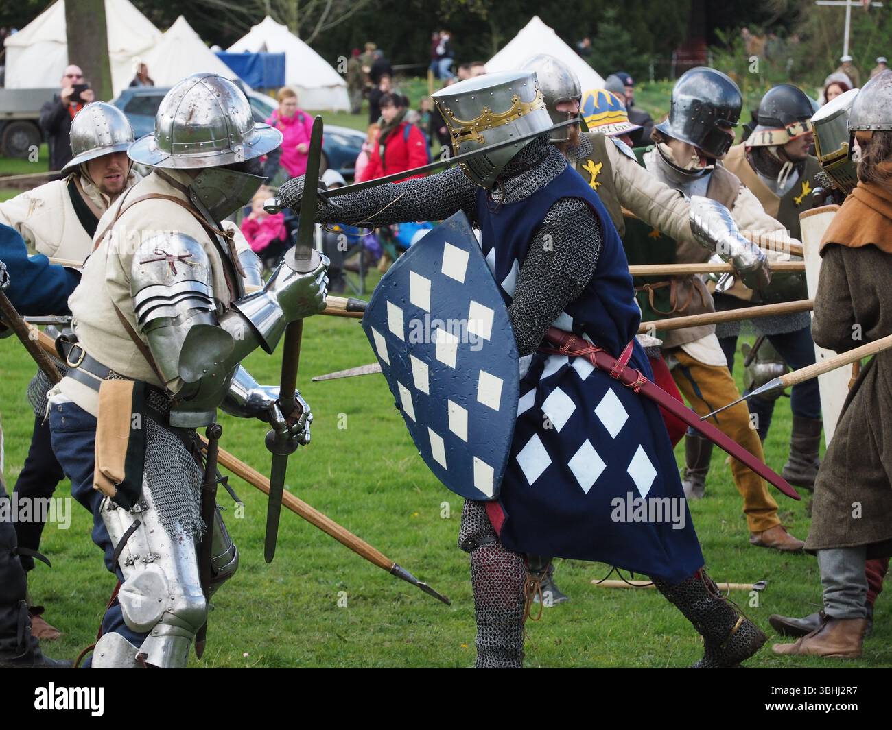 Mittelalterliche Wiederendarsteller kämpfen im Nahkampf in der Arena im No Mans Land 2024 in der Bodrhyddan Hall Stockfoto