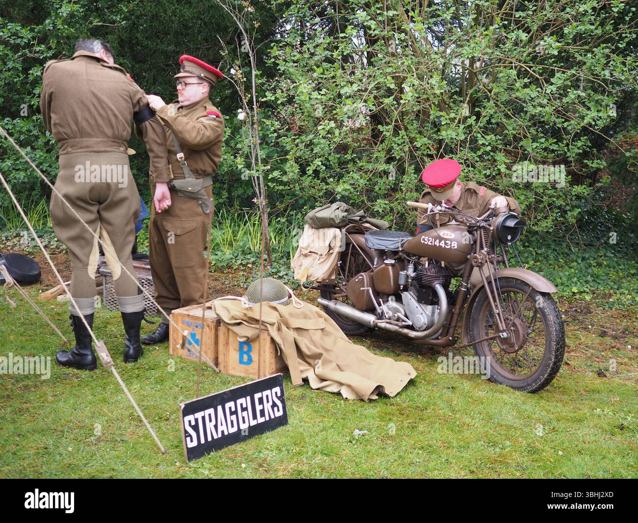 Die Militärpolizei stellt sich bereit und ein BSA-Motorrad an ihrem Checkpoint in No Mans Land 2024 in der Bodrhyddan Hall Stockfoto