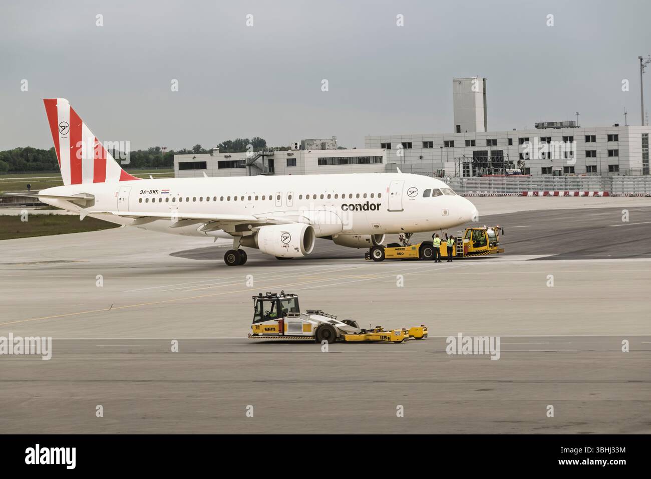 München, 16. Mai 2025: Choreographie des Tarmac: A Condor's Departure am Flughafen München Stockfoto