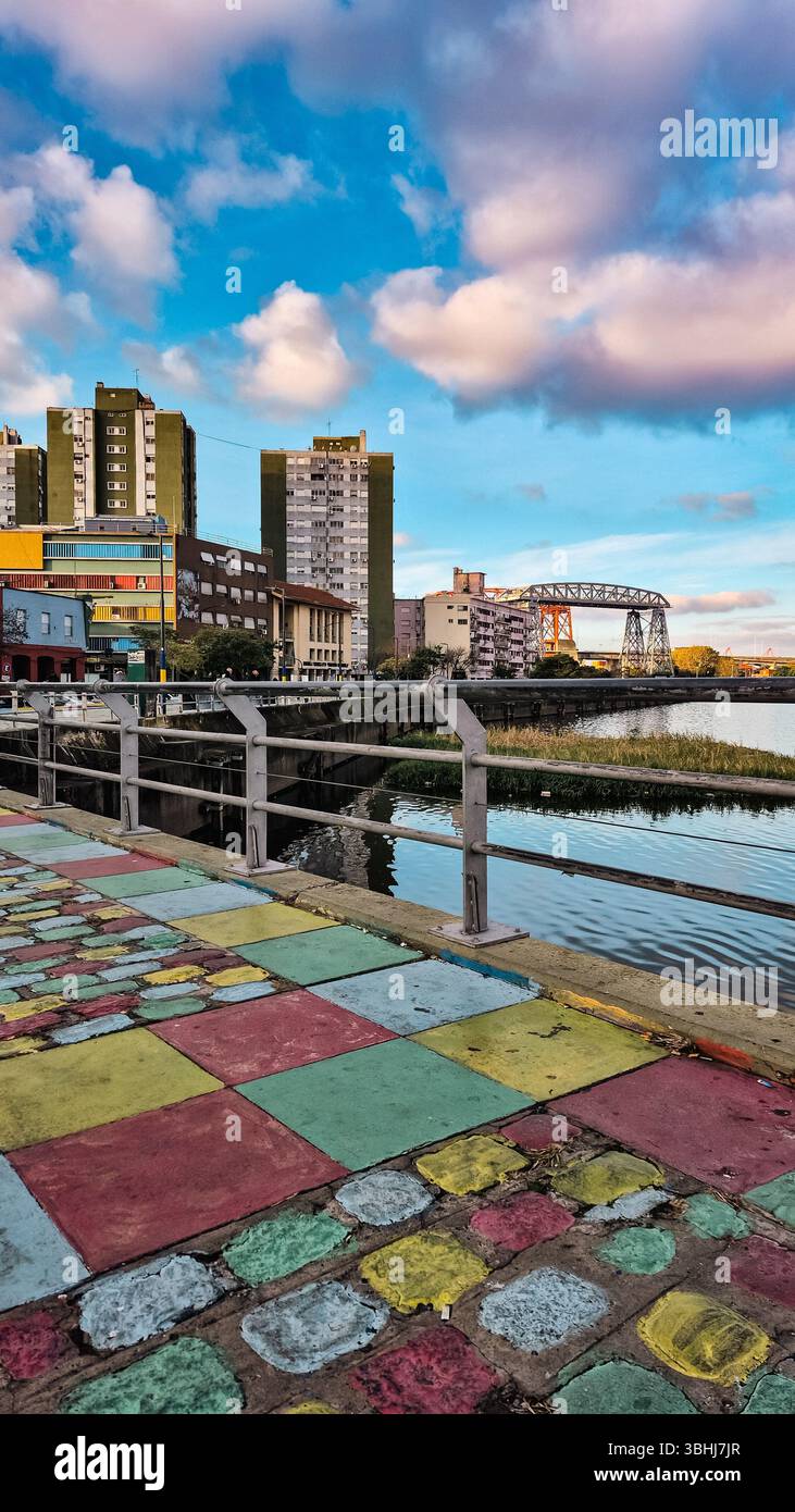 Argentinien, 08.06.2025: Blick auf dieselben Sehenswürdigkeiten und Landschaften von La Boca, traditioneller Touristenbesuch in der Nachbarschaft (Foto: Néstor J.Beremblum) - Smartphone-aufgenommenes Stockfoto