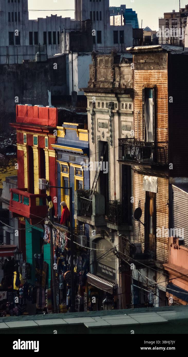 Argentinien, 08.06.2025: Blick auf dieselben Sehenswürdigkeiten und Landschaften von La Boca, traditioneller Touristenbesuch in der Nachbarschaft (Foto: Néstor J.Beremblum) - Smartphone-aufgenommenes Stockfoto