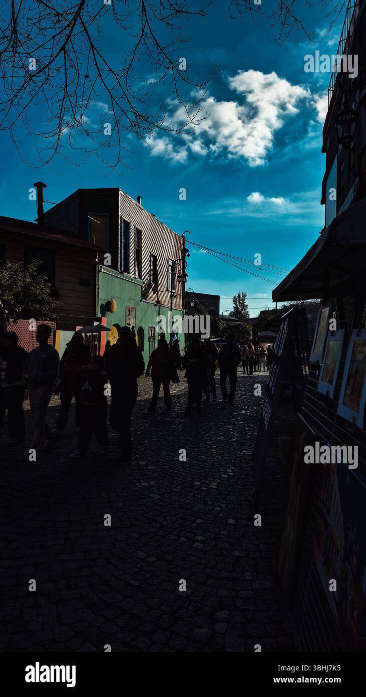 Argentinien, 08.06.2025: Blick auf dieselben Sehenswürdigkeiten und Landschaften von La Boca, traditioneller Touristenbesuch in der Nachbarschaft (Foto: Néstor J.Beremblum) - Smartphone-aufgenommenes Stockfoto