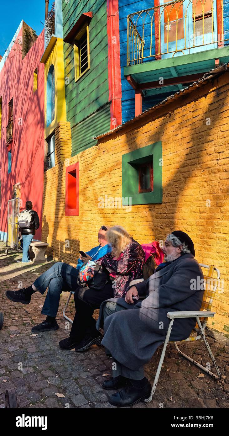 Argentinien, 08.06.2025: Blick auf dieselben Sehenswürdigkeiten und Landschaften von La Boca, traditioneller Touristenbesuch in der Nachbarschaft (Foto: Néstor J.Beremblum) - Smartphone-aufgenommenes Stockfoto