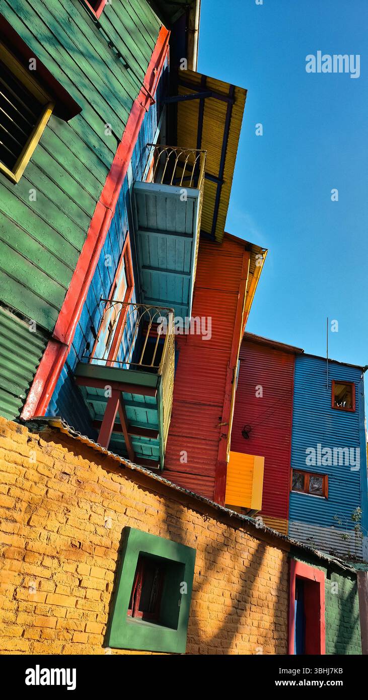 Argentinien, 08.06.2025: Blick auf dieselben Sehenswürdigkeiten und Landschaften von La Boca, traditioneller Touristenbesuch in der Nachbarschaft (Foto: Néstor J.Beremblum) - Smartphone-aufgenommenes Stockfoto