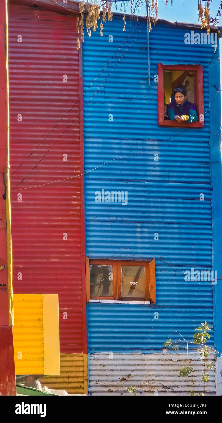 Argentinien, 08.06.2025: Blick auf dieselben Sehenswürdigkeiten und Landschaften von La Boca, traditioneller Touristenbesuch in der Nachbarschaft (Foto: Néstor J.Beremblum) - Smartphone-aufgenommenes Stockfoto