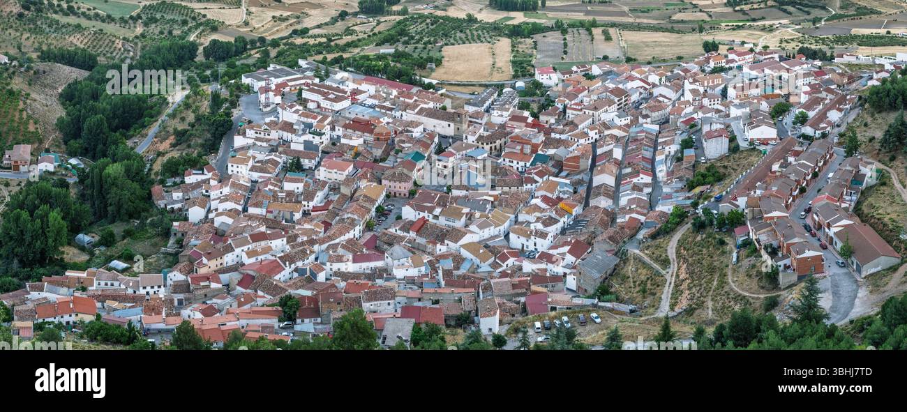 Blick von oben auf das charmante Dorf Santiago de la Espada mit seiner traditionellen Architektur und der umliegenden Landschaft. Stockfoto