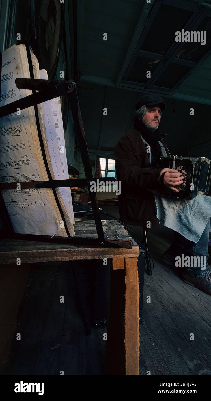 Argentinien, 08.06.2025: Blick auf dieselben Sehenswürdigkeiten und Landschaften von La Boca, traditioneller Touristenbesuch in der Nachbarschaft (Foto: Néstor J.Beremblum) - Smartphone-aufgenommenes Stockfoto
