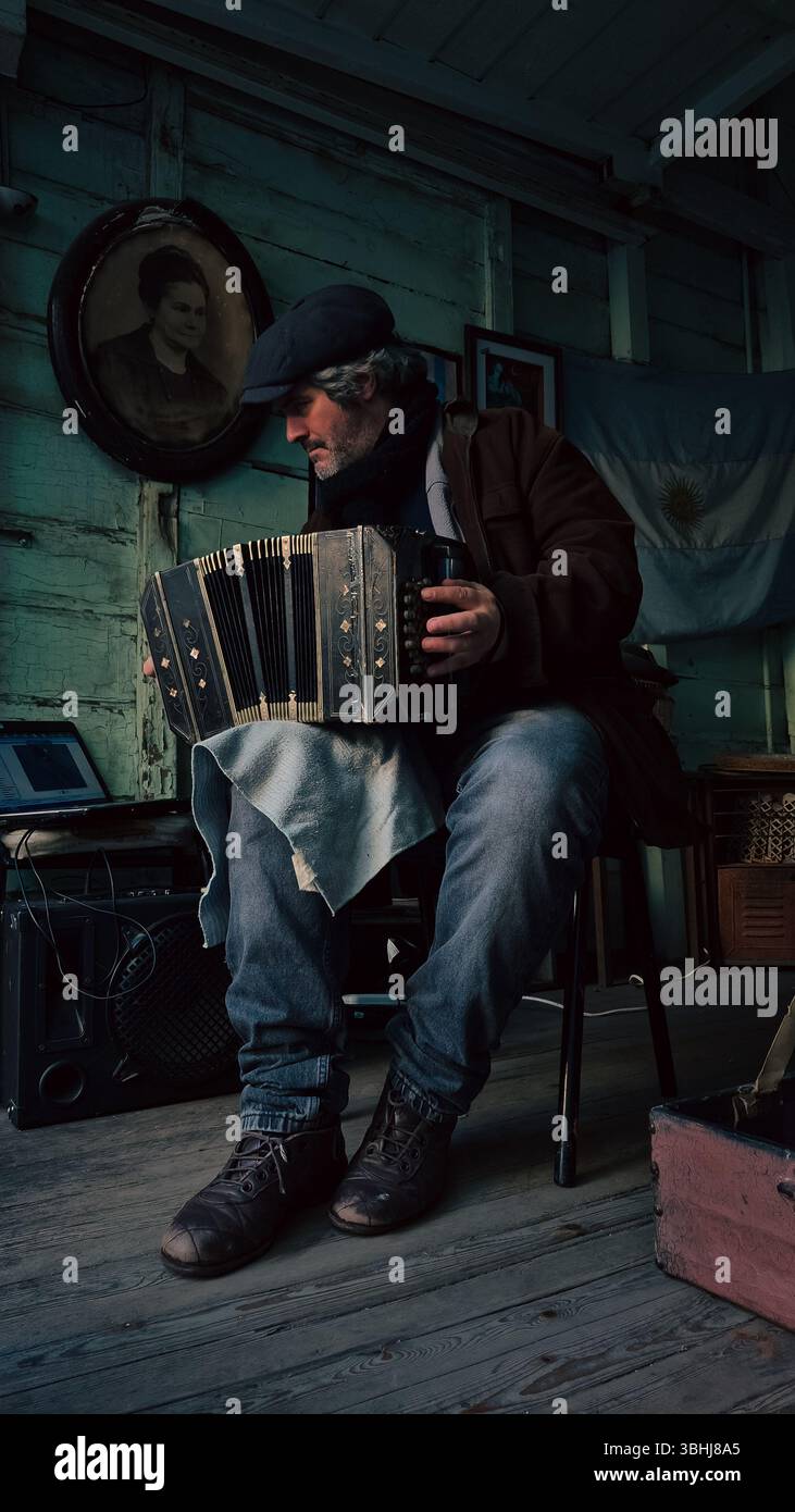 Argentinien, 08.06.2025: Blick auf dieselben Sehenswürdigkeiten und Landschaften von La Boca, traditioneller Touristenbesuch in der Nachbarschaft (Foto: Néstor J.Beremblum) - Smartphone-aufgenommenes Stockfoto