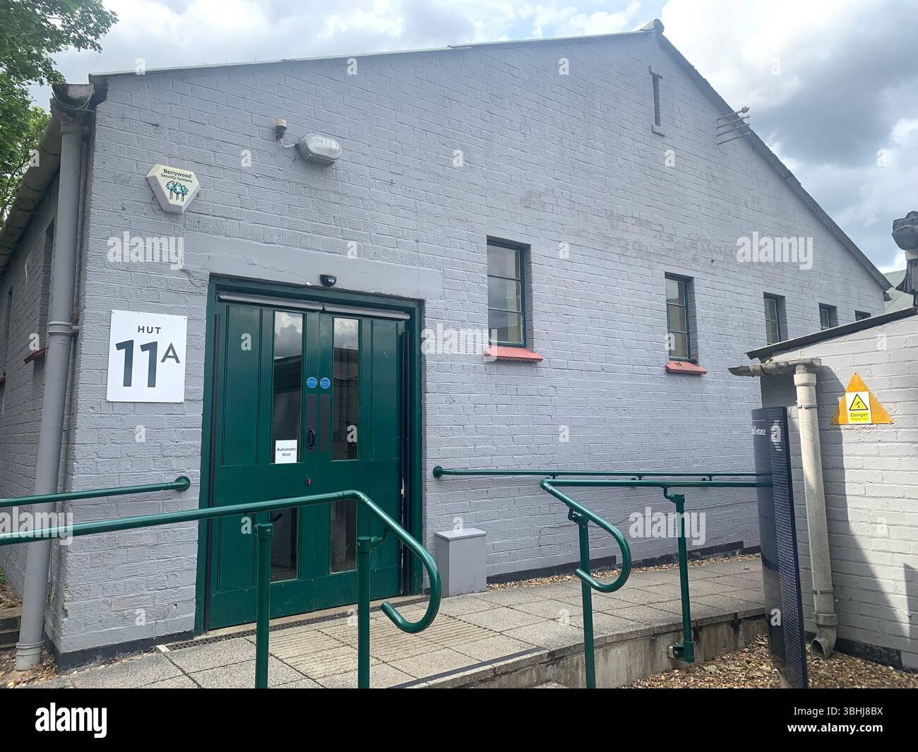 Bletchley Park Wartime House Villa Code bricht den Weltkrieg 2 und 1 alte Villa britische Geheimdienstgeschichte historischer Ort Besuchen Sie das Gebäude - Smartphone-aufgenommenes Stockfoto