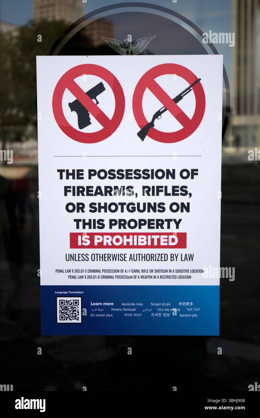 New York, Vereinigte Staaten von Amerika - 08. September 2023: Zeichen: Der Besitz von Schusswaffen, Gewehren oder Schrotflinten auf diesem Grundstück ist in New Yo verboten Stockfoto