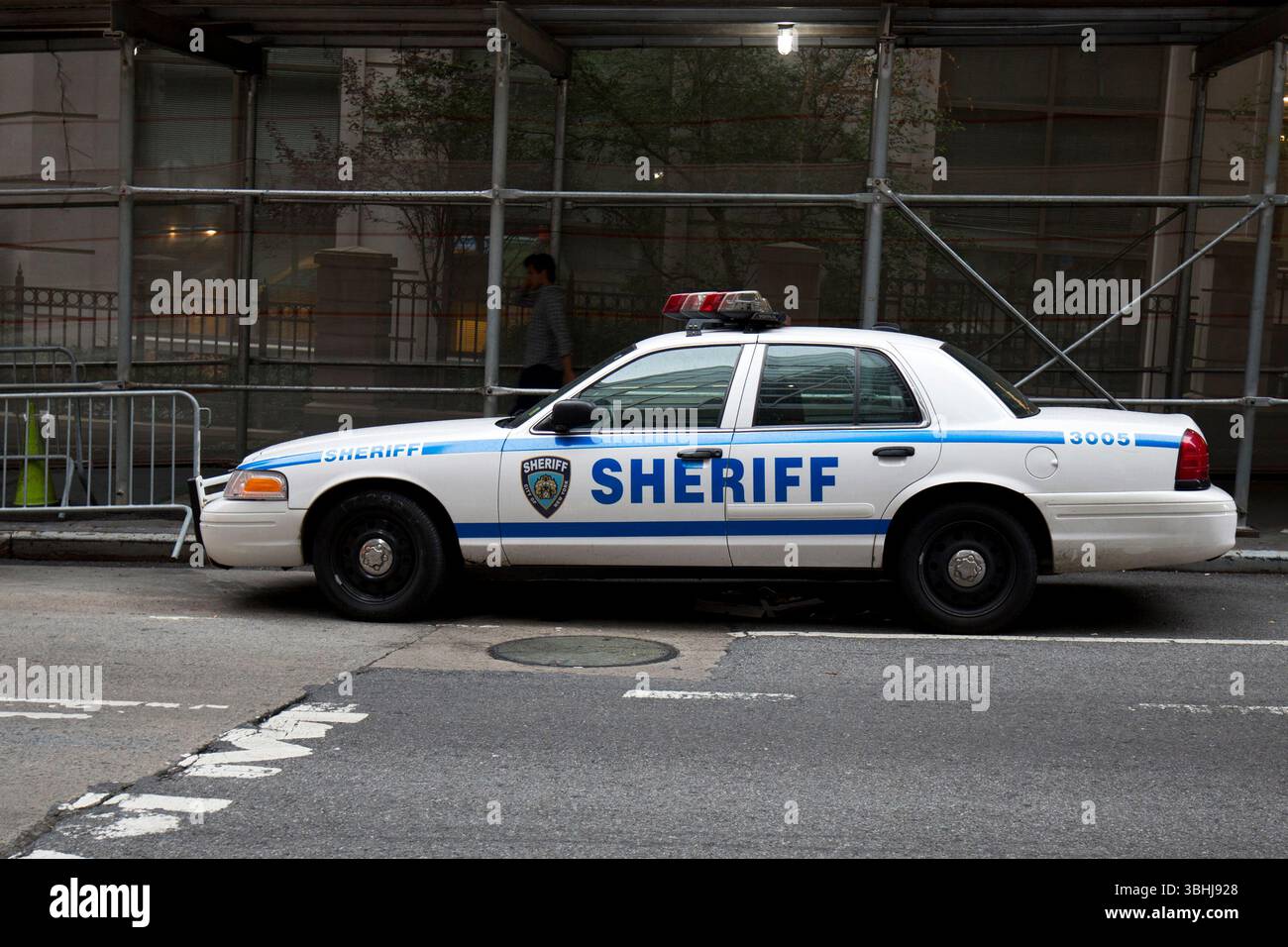 New York, USA - 9. September 2023: Sheriff's Car on the Street in New York, USA Stockfoto