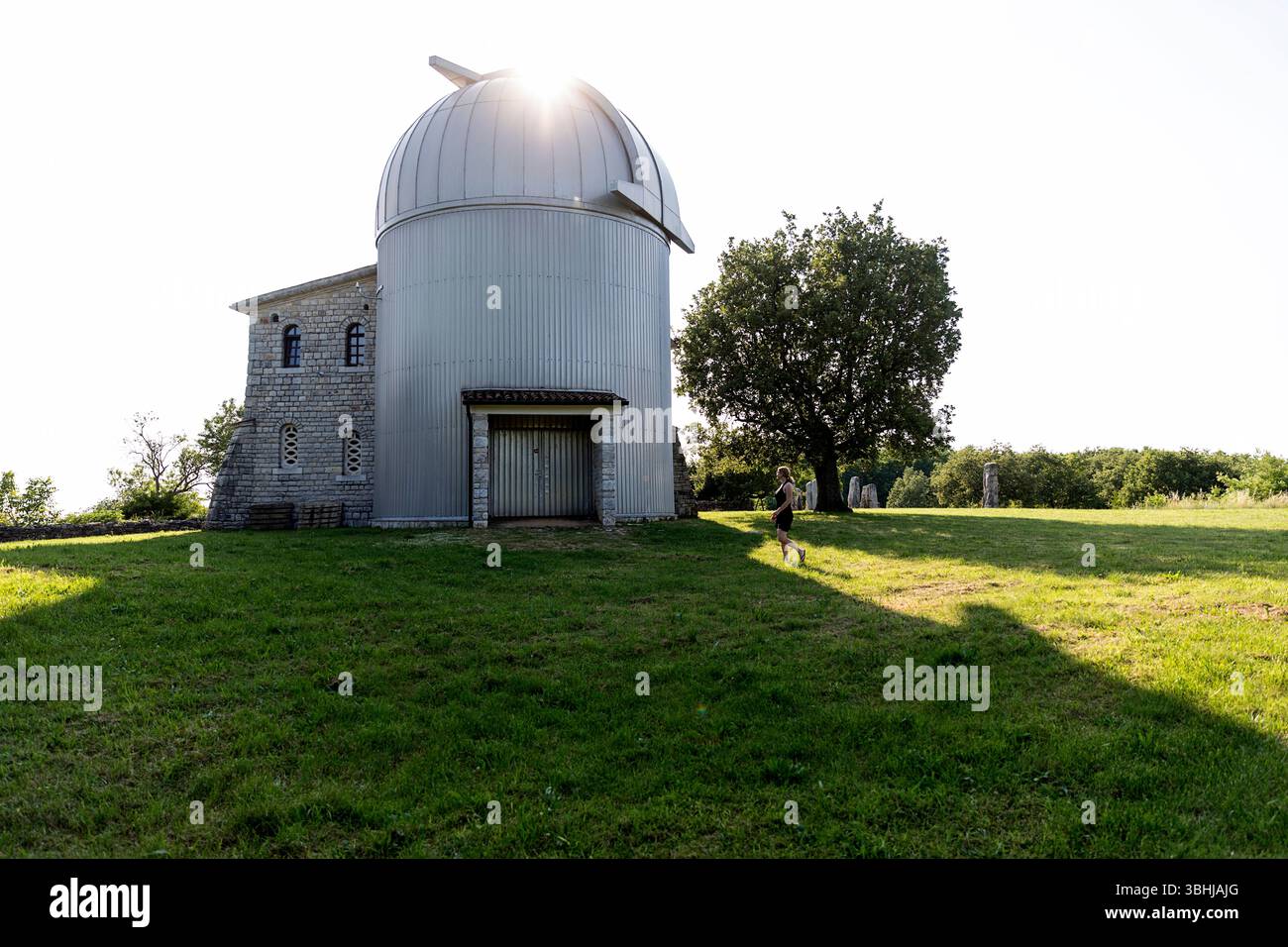 Scenische Ansicht des Višnjan-Observatoriums nahe Motovun in Istrien, Kroatien, das in warmes Sommernachmittagslicht getaucht ist und von üppiger Vegetation umgeben ist. Stockfoto