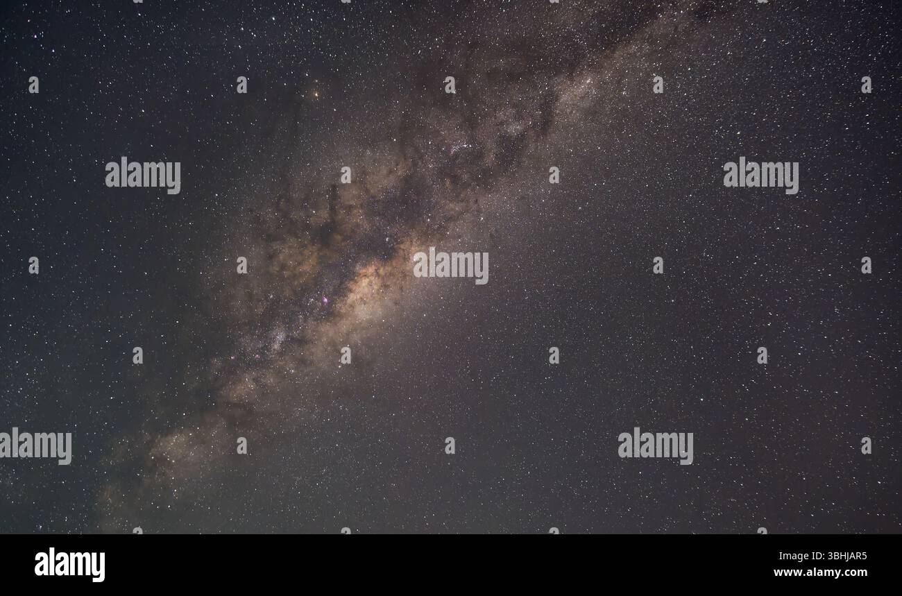 Bild des galaktischen Zentrums der Milchstraße direkt darüber, aufgenommen am Point Addis, Victoria, Australien Stockfoto