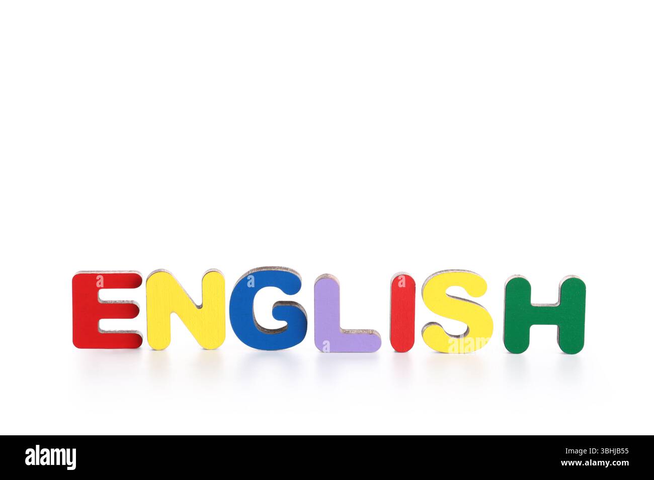 Wort ENGLISCH aus Holzbuchstaben isoliert auf weißem Hintergrund Stockfoto