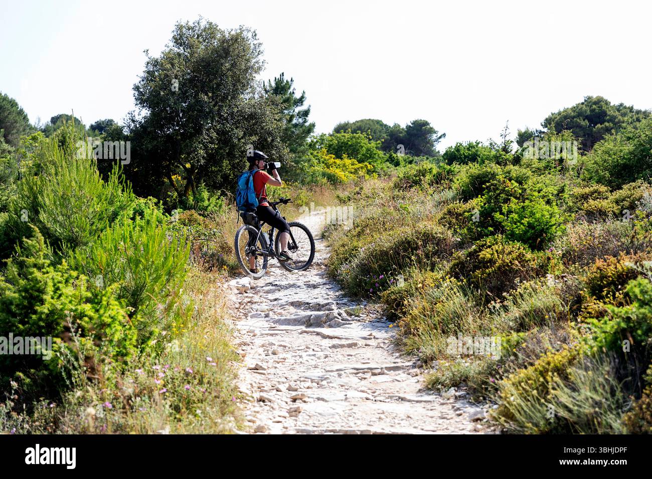 Frau Touristin auf einer Radtour, Erkundung der Kamenjak Halbinsel in Istrien, Kroatien, Mountainbiketouren umgeben von wunderschöner Landschaft Stockfoto