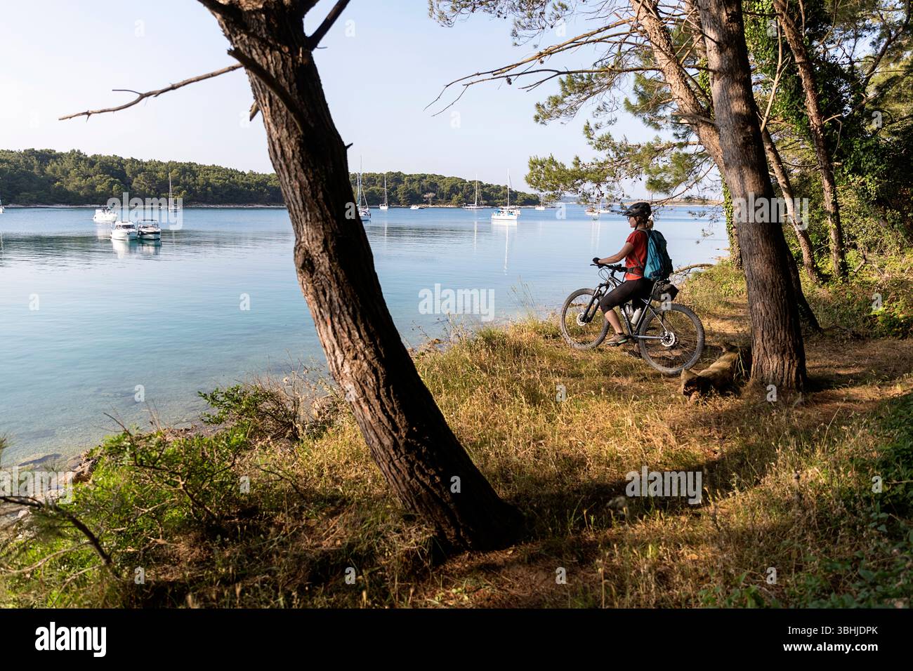 Frau Touristin auf Radtour, Erkundung der Kamenjak Halbinsel in Istrien, Kroatien, Frau mit Mountainbike Blick auf die adria Stockfoto