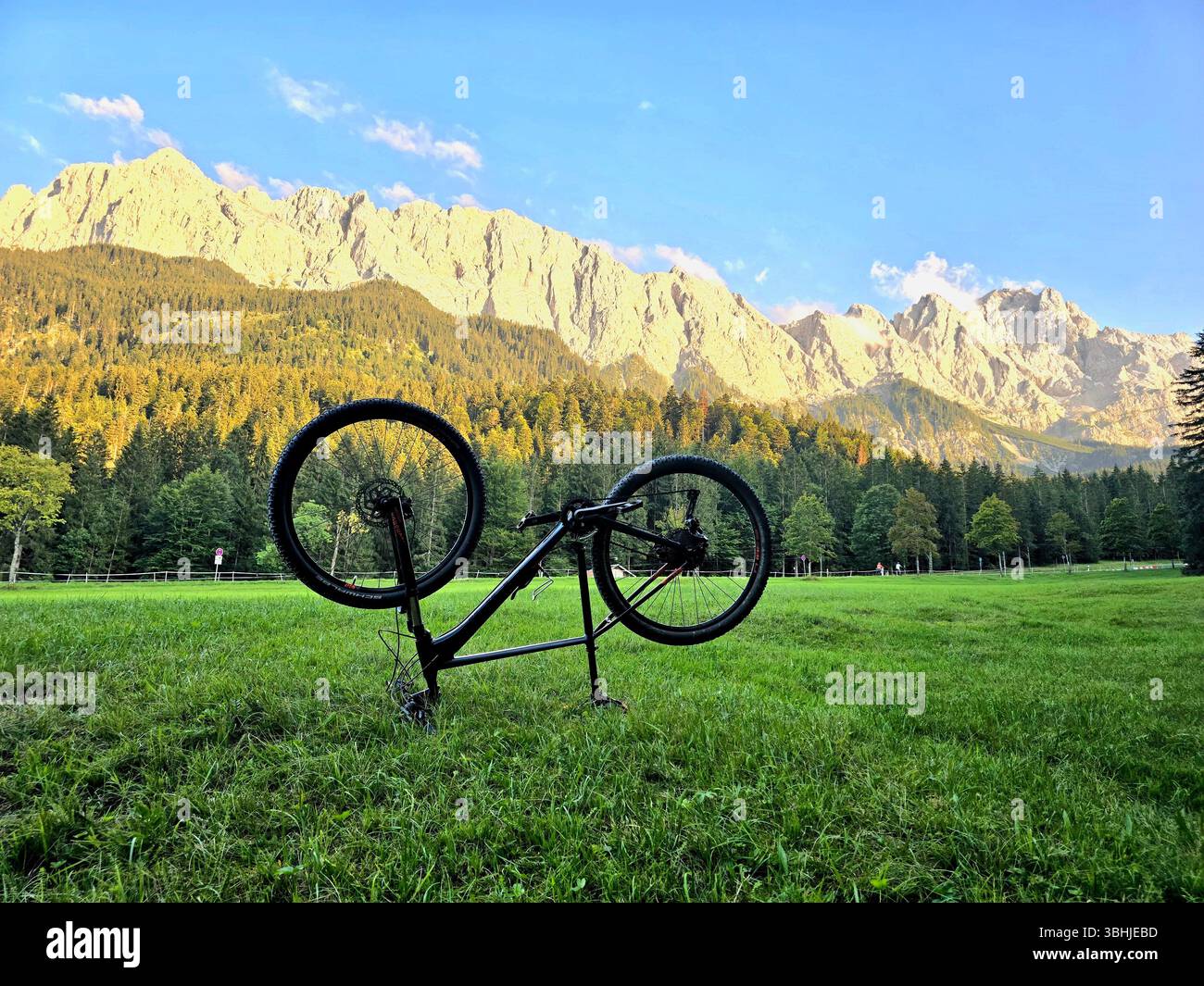Radfahren durch die Alpenwiesen an einem sonnigen Sommertag. - Smartphone-aufgenommenes Stockfoto