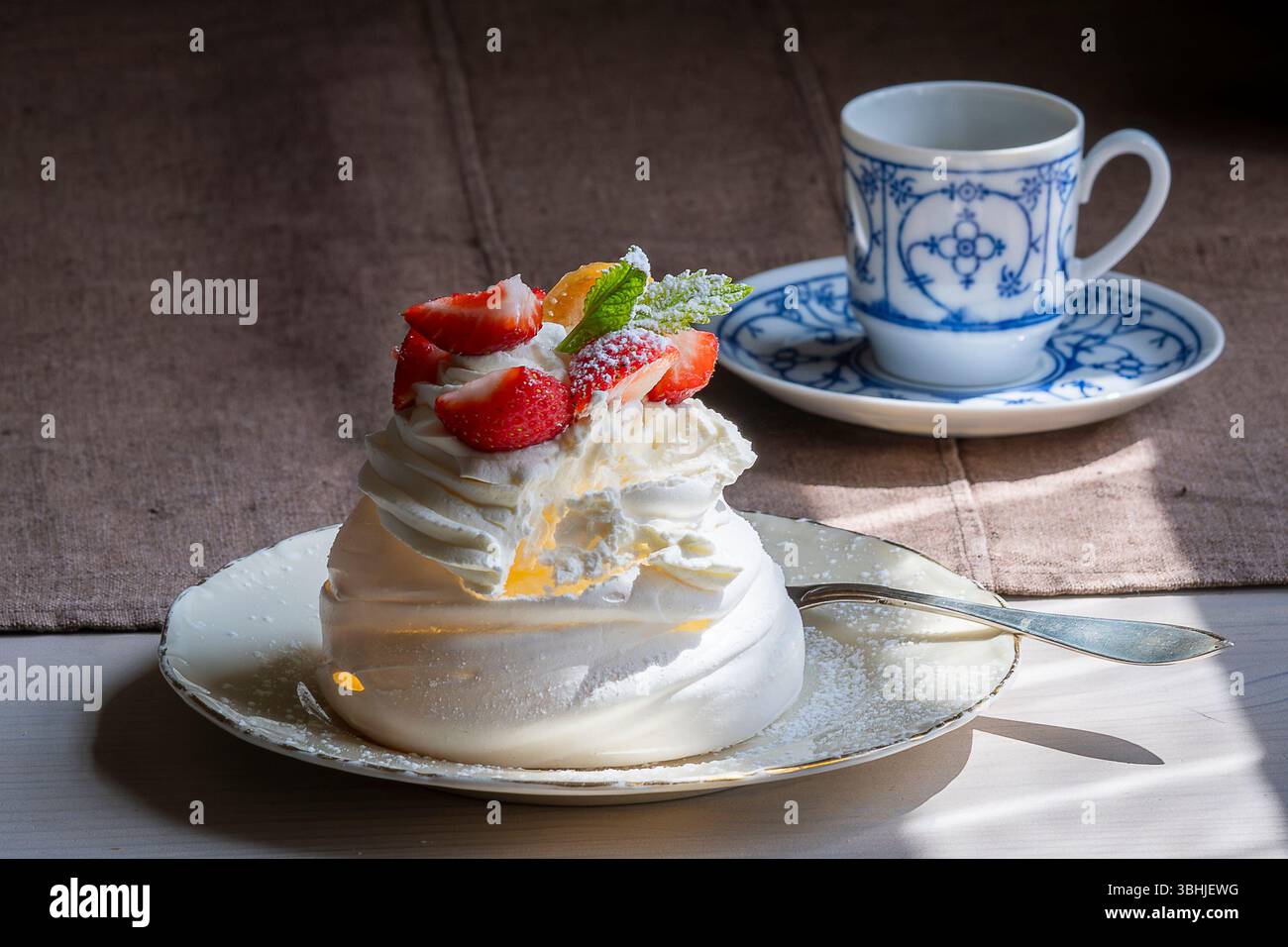Leckeres Pavlova-Dessert mit Erdbeere. Sommer Ästhetik Vibes Hintergrund. Nachtisch auf Meringue-Basis. Mini Pavlova mit Erdbeere. Stockfoto