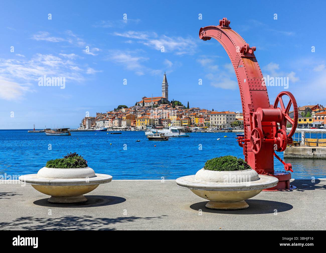 Ein alter Bootskran, Rovinj, Istrien, Kroatien, Europa Stockfoto
