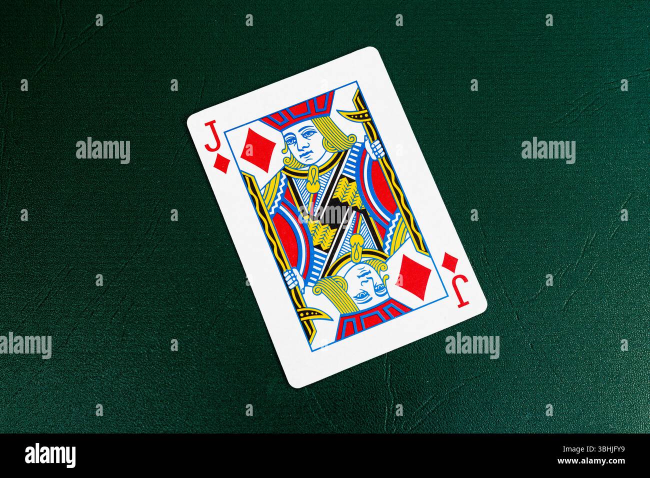 Jack of Diamonds spielt Karte auf grünem Tisch Stockfoto
