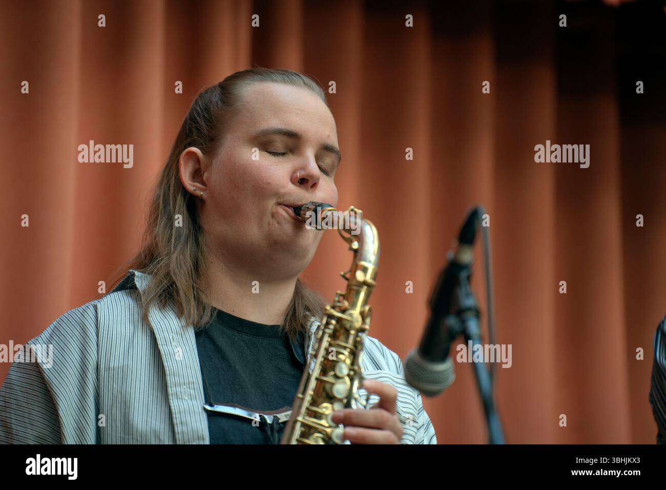 Bergen, Norwegen. Mai 2025. Die norwegische Jazzband Amalie Dahls Dafnie gibt ein Live-Konzert während des norwegischen Jazzfestivals Nutshell 2025 in Bergen. Hier wird Amalie Dahl live auf der Bühne gesehen. Stockfoto