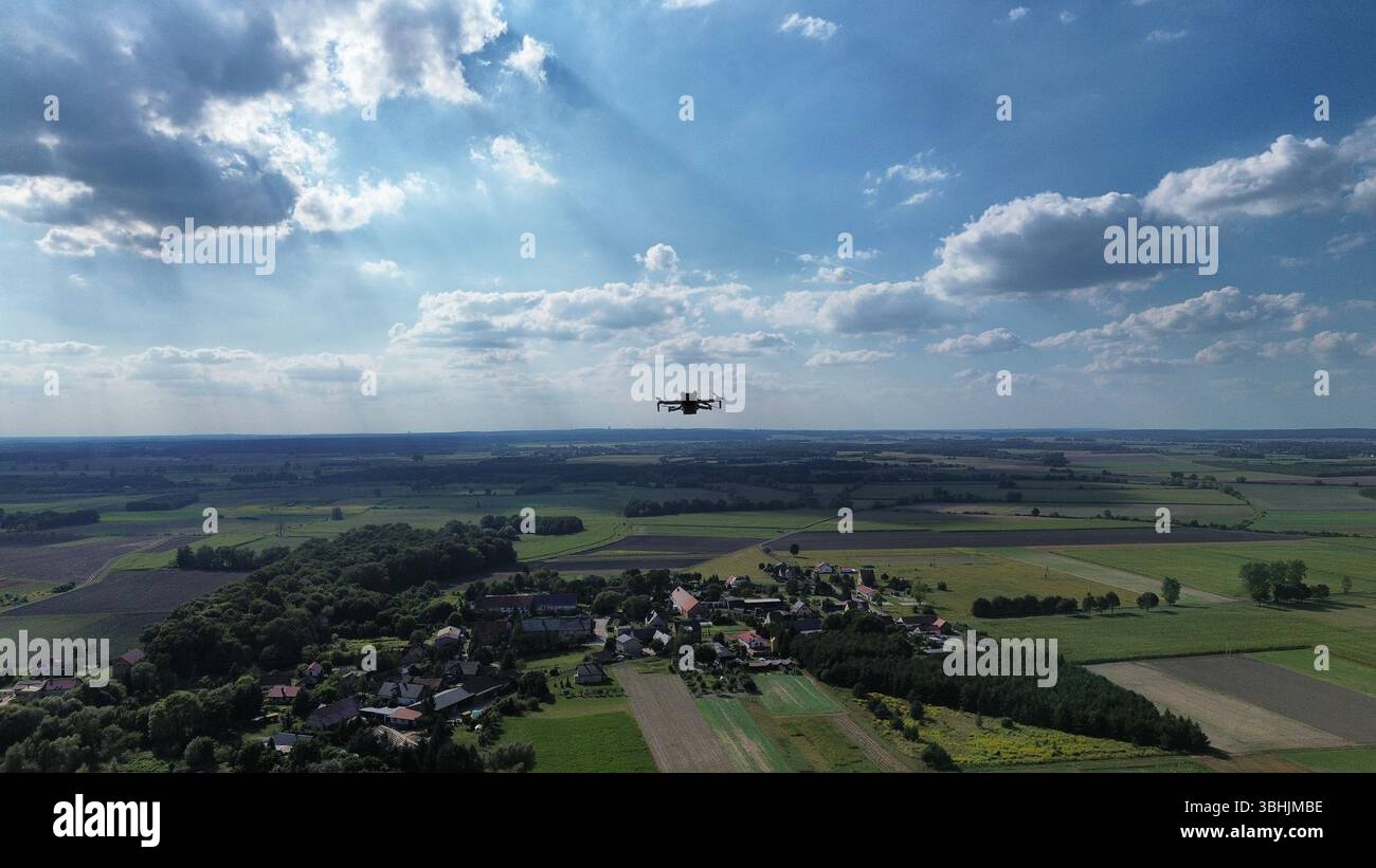 Drohne DJI Mini 3 im Flug Stockfoto