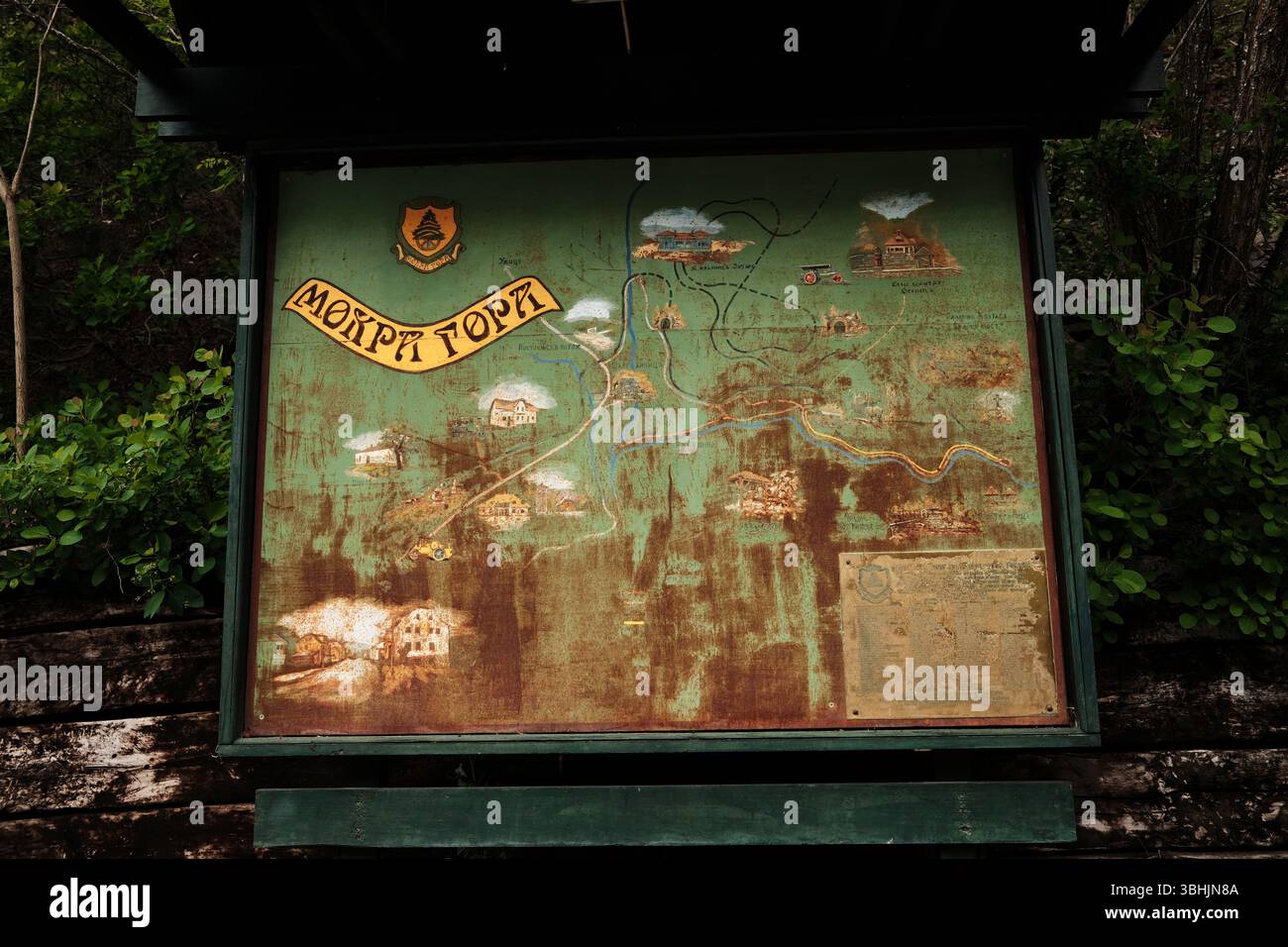Alte illustrierte Holzkarte für Touristen im Wald. Mokra gora, Serbien - 15. Mai 2025. Stockfoto