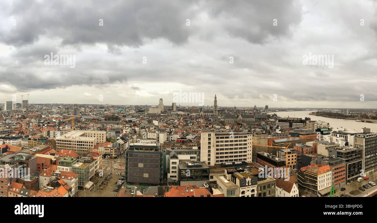 Ein atemberaubender Panoramablick auf eine weite Stadtlandschaft unter einem bewölkten Himmel, mit urbaner Architektur und einem fließenden Fluss am Horizont, illus Stockfoto