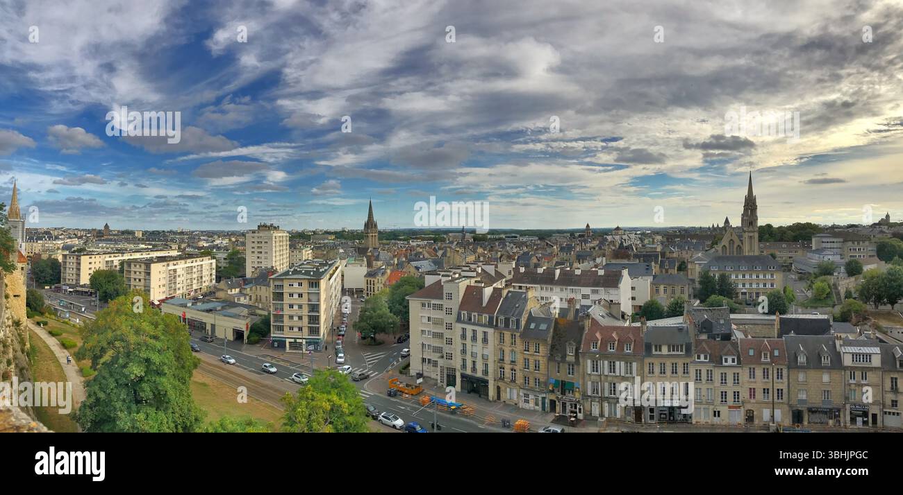 Großer Panoramablick auf eine europäische Stadt mit historischer Architektur, Skyline und bewölktem Himmel. Die lebhafte Atmosphäre und die urbane Landschaft sind hoch Stockfoto