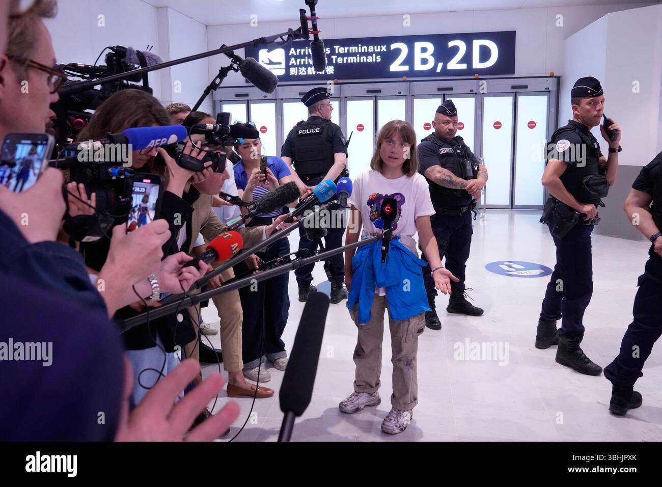 Activist Greta Thunberg arrives from Israel at Charles de Gaulle airport, north of Paris, Tuesday, June 10, 2025. (AP Photo/Michel Euler) Stockfoto