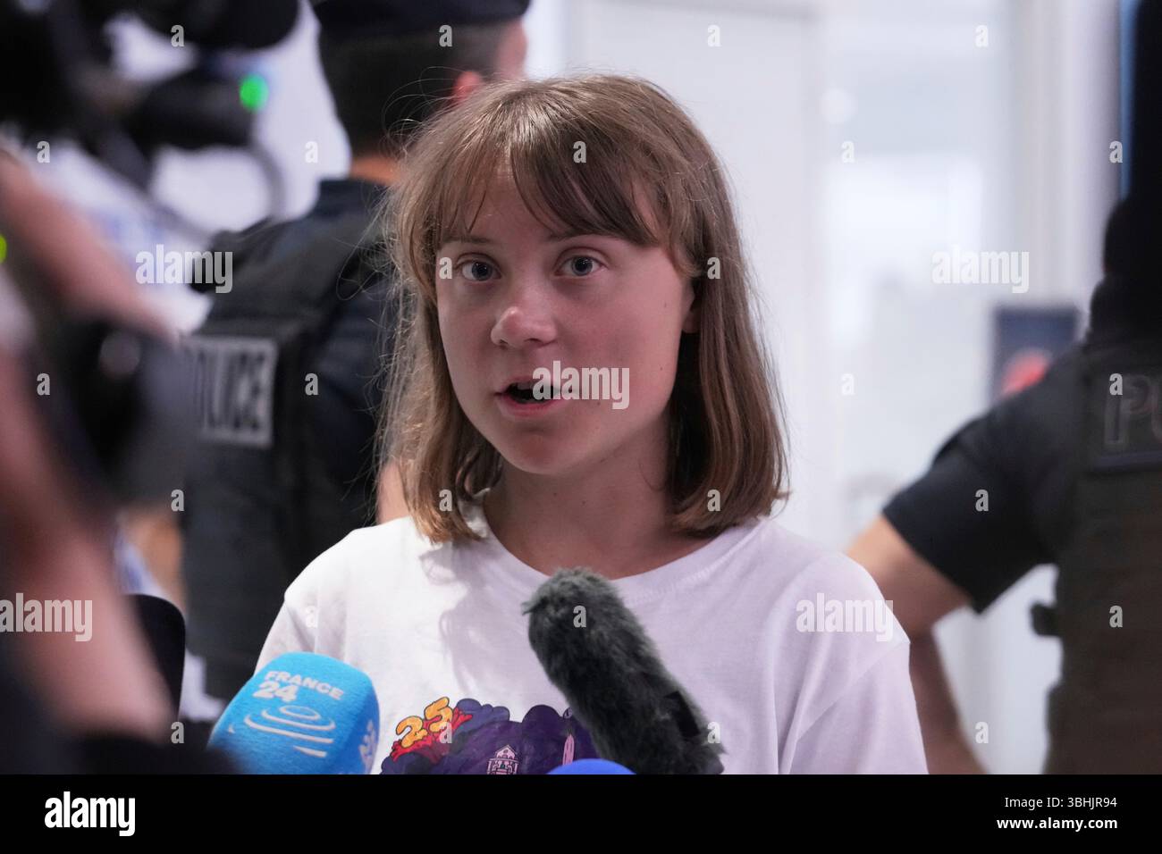 Activist Greta Thunberg answers reporters as she arrives from Israel at Charles de Gaulle airport, north of Paris, Tuesday, June 10, 2025. (AP Photo/Michel Euler) Stockfoto