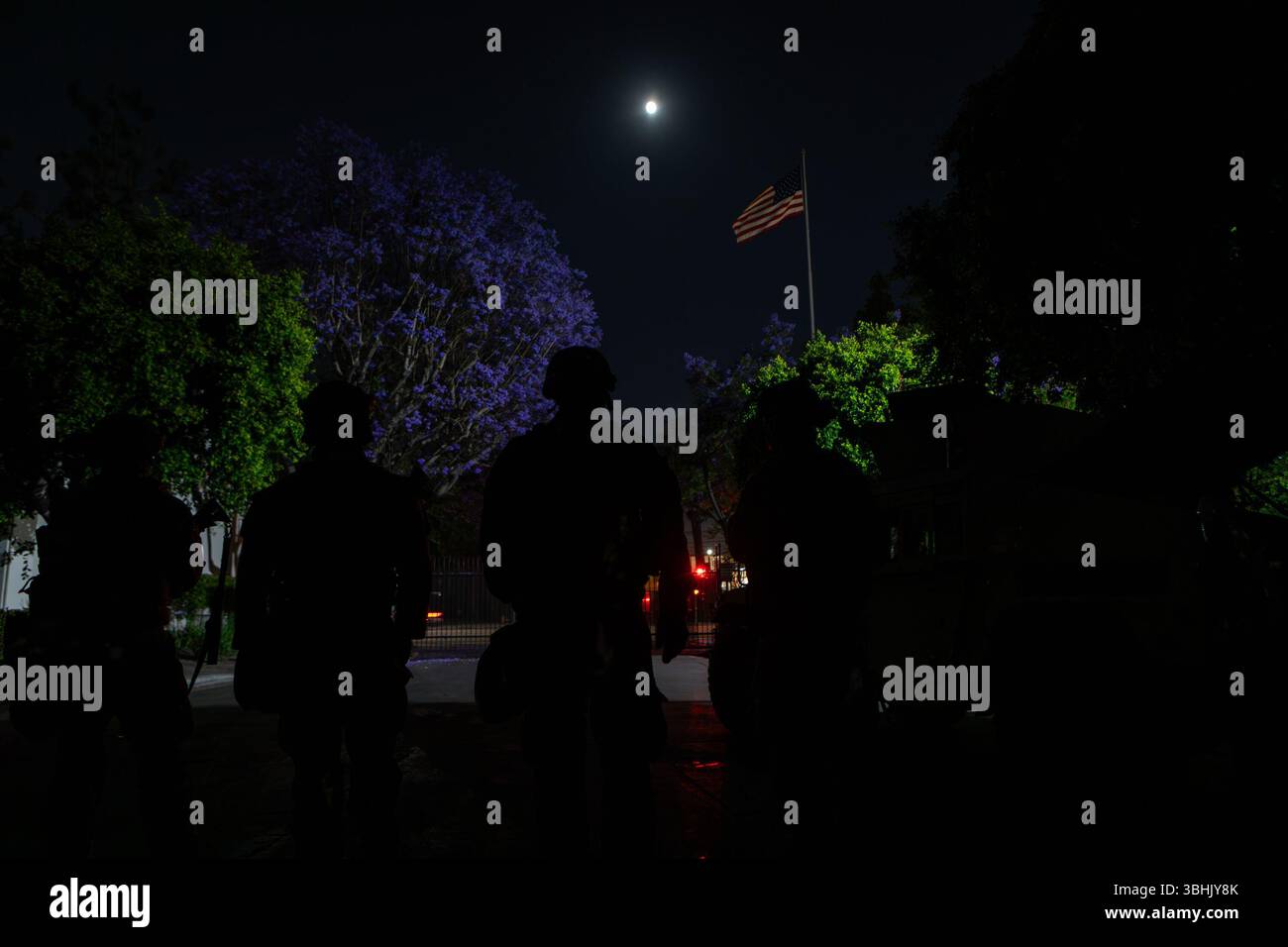 Soldaten des 79th Infantry Brigade Combat Teams, einer kalifornischen Nationalgarde in einem Titel 10 Status, Bühnenausrüstung und zusätzliche militärische Fähigkeiten außerhalb von Los Angeles, Kalifornien, 8. Juni 2025. Am 7. Juni leitete der Verteidigungsminister das US-Northern Command an, das Kommando und die Kontrolle über etwa 2.000 Nationalgarde-Truppen zu übernehmen, um den Schutz von Bundespersonal und Bundeseigentum im Großraum Los Angeles zu unterstützen. (Foto der US-Armee von Captain Alex Werden) Stockfoto Soldaten des 79th Infantry Brigade Combat Teams, einer kalifornischen Nationalgarde in einem Titel 10 Status, Bühnenausrüstung und zusätzliche militärische Fähigkeiten außerhalb von Los Angeles, Kalifornien, 8. Juni 2025. Am 7. Juni leitete der Verteidigungsminister das US-Northern Command an, das Kommando und die Kontrolle über etwa 2.000 Nationalgarde-Truppen zu übernehmen, um den Schutz von Bundespersonal und Bundeseigentum im Großraum Los Angeles zu unterstützen. (Foto der US-Armee von Captain Alex Werden) Stockfoto